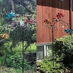 Großer Windwindspinner aus Metall mit DREI Sich drehenden Blumen- und Schmetterlingswindmühlen für die Garten- und Gartenkunstdekoration im Freien