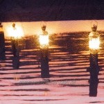 Nexos Trading LED Kissen Sofakissen mit Beleuchtung Fotodruck Abend am See 38 x 38cm Zierkissen Dekokissen mit Licht Leuchtkissen Abenddämmerung Laternen Steg Pier